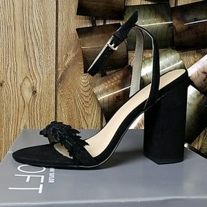 ANN TAYLOR LOFT- T SCATTERED FLOWERS BLOCKED HEELS
